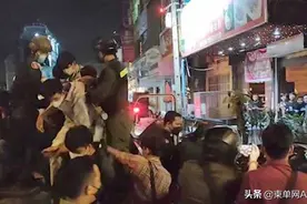 在柬埔寨回头看了一眼对方，就被30位小伙追砍图片