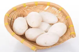 婆婆买100个鹅蛋，为去胎毒孕妇每天吃，孩子出生后妈妈很失望图片