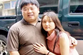 重庆一小伙，7岁没双腿、38岁身价上亿，娶了1.7米美女秘书图片