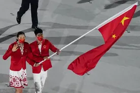 中国代表团亮相奥运开幕式：朱婷赵帅任旗手 红衣白裤挺拔威武图片