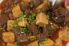 天冷常吃猪血好，大厨教你1招，搭配豆腐加点辣，肠胃温暖一冬天图片