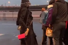 关晓彤被曝分手后首现身，千万豪车接驾5人服务？却低调背3万包图片