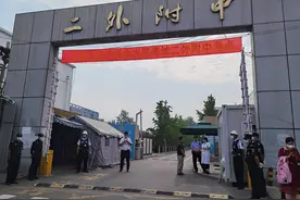 中考语文上午8点开考，北京8.5万初三生走进198个考点图片