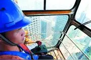 跟访塔吊司机：135米高空，“办公”面积只有1平方米图片