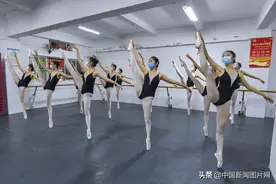 海口：芭蕾舞蹈学校开课 学生戴口罩练功图片