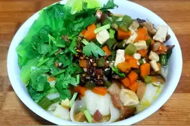 手擀臊子面的好吃做法，汤鲜味美，筋道爽滑，嗦起真过瘾。图片