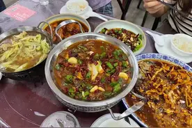 3个湖南人去江西玩，点了4个特辣菜，老板劝不住，尝完后傻眼了图片