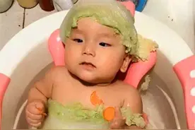 一岁儿子被送回乡下姥姥家，妈妈担心不习惯，姥姥发来照片笑喷了图片