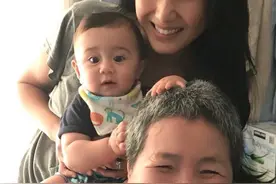 75岁郑佩佩近况曝光，罕晒祖孙三人合照，混血外孙大眼睛颜值爆表图片
