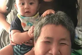 75岁郑佩佩近况曝光，罕晒祖孙三人合照，混血外孙大眼睛颜值爆表图片