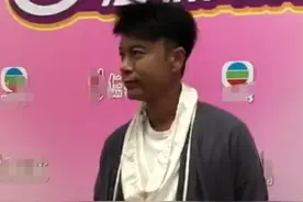 52岁李克勤近照黑成包拯，衣服穿得像长裙，自曝大半年来零收入图片