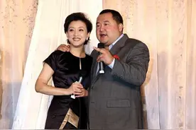 52岁杨澜罕见秀恩爱，穿黑色连衣裙配丝袜端庄优雅，满满高级范图片