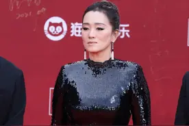 北影开幕红毯：佟丽娅让人眼前一亮，杨颖老土，姚晨造型一言难尽图片