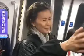 偶遇孙燕姿坐地铁的现场图，肤色发黄很松弛，无修饰的容颜苍老图片