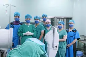 男子患颈椎病多年，半月前突然高位瘫痪图片