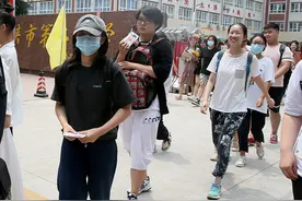 张子枫回老家高考被认出 口罩遮面穿简装很低调图片