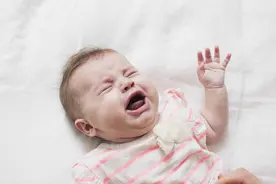 婴儿的第一声哭泣为什么？通过心理和生理两方面，为父母深度解答图片