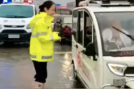 焦作一交警小姐姐正在雨中执勤，群众送来爱心雨伞图片