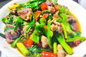 鸡肉炒莴笋，一道香味浓郁的美食佳肴，炒制出来的鸡肉外酥里嫩图片