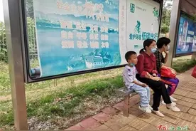 半个月被砸4块玻璃 九江公交候车亭屡造破坏图片