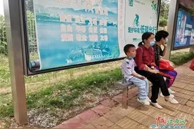 半个月被砸4块玻璃 九江公交候车亭屡造破坏图片