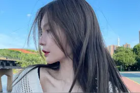 沈梦辰晒男友视角撒糖，穿露腰毛衣秀身材，因七七事变被批不合适图片