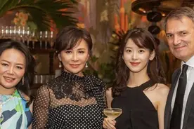 54岁刘嘉玲与26岁章泽天同框，终于见识最高级的少女感图片