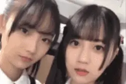 搞笑动图GIF：看妹子这笑容，我就知道有猫腻图片