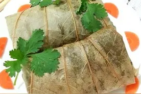 用荷叶包裹烹饪出来的美食，吃上一口让人感觉仿佛置身于荷花池中图片
