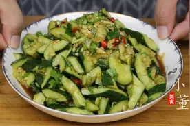 岳云鹏晒自家晚餐，吃饺子还配黄瓜，网友：太接地气了图片