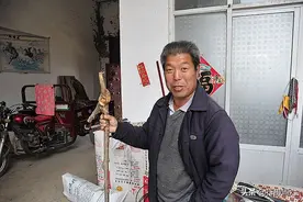 6旬农民大叔“不务正业”，捡烂树根做成家具，堆满院子不卖图片