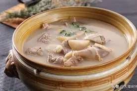 老鸭温补，酸萝卜开胃，二者碰到一起，酸爽醇厚的味道令人回味图片
