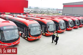 “巨无霸”银隆新能源公交车在洛下线，即将投入营运图片
