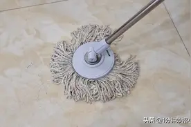 清水拖地等于白拖，教你一个妙招，地面干净不落灰，方法太实用图片