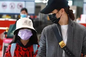 左小青带女儿力挺国货，母女罕同框走机场，10岁女儿仪态太像妈图片