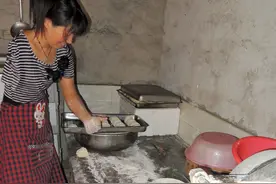 山村独臂大姐为30个民工做饭，一天蒸300多个馒头，炒满满3大桶菜图片