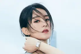 赵丽颖生子后更美了，穿水蓝色长裙性感又高级，气场不输超模图片