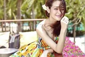 被37岁于明加美到了，穿印花吊带连衣裙优雅迷人，美得好惊艳图片