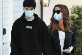 46岁贝金赛尔牵手22岁小男友 穿情侣装超甜蜜图片