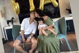 乐基儿豪华游轮庆生，穿连体泳衣不再魁梧，老公一头白发甜蜜献吻图片