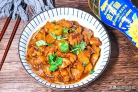 鸡肉和土豆是一对，炖一炖，好吃易熟，汤汁拌饭都好吃图片