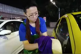 本科生路边通宵洗车为了梦想，90后可以有多拼图片