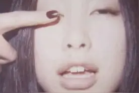 37岁朱珠晒旧照辟谣整容！青涩面容厚嘴唇抢镜，曾被誉为最美面孔图片