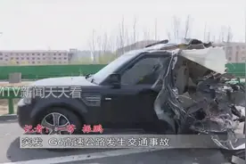 突发！G6高速呼和浩特去北京方向发生交通事故，越野车只剩一半长度，大货车横翻路中央图片
