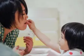 卖掉房子！90后夫妇驾房车带5岁自闭症女儿坚持旅行图片
