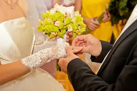 堂妹来我家，未婚夫彻夜难眠，他说他对堂妹一见钟情图片