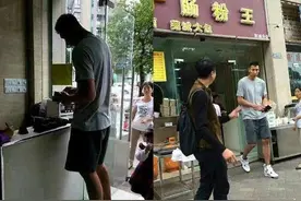 易建联爱吃广东肠粉，马布里爱吃北京特色小吃，两个人出行简单图片