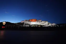 布达拉宫灯光璀璨，夜景迷人图片