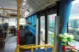菏泽21路公交车装扮成流动的“花车”，你打卡了吗？图片