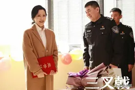 三叉戟：陈建斌妻子是演员，董勇老婆是教师，郝平的爱人是播音员图片